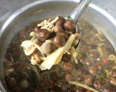 Baharatlı Mantar Astraeus hygrometricus, Barometre toprak yıldızı (Astraeus hygrometricus) çorbası, Red Curry Thai Puffball mantarı ve diğer sebzeli Tayland çorbası.