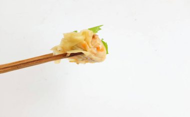 Siu Mai, Shumai, Çin usulü hamur köftesi ve Çin usulü Çin yemeği yemek için çubuk kullanan bir kadın.