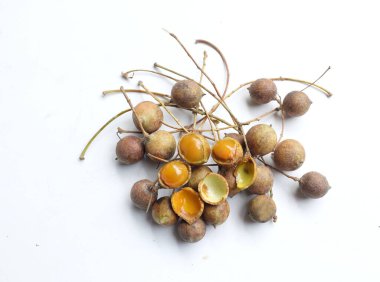 Seylan meşesi (Schleichera oleosa (Lour). Merr.) Beyaz arkaplanda ekşi meyve tadı ve pek çok tıbbi özelliği olan izole et. Thai meyvesi. 