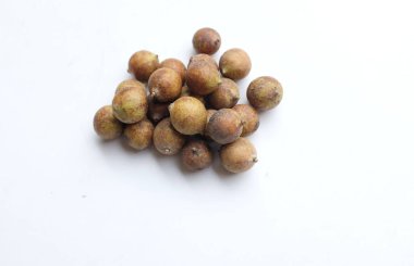 Seylan meşesi (Schleichera oleosa (Lour). Merr.) Ve yeşil, beyaz arkaplanda ekşi bir tat bırakır. Birçok tıbbi özelliği vardır. Thai meyvesi. 