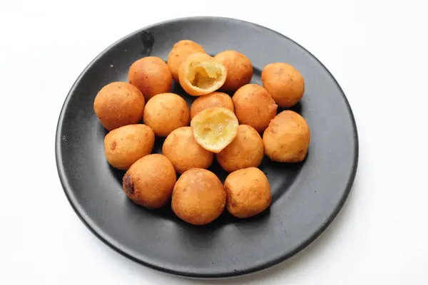 stock image Thai Deep Fried  Sweet Potato Balls or (Khanom khai nok kratha) in a black dish isolate on a white backdrop.is a Thai snack. The sweet is a fried sweet potato dough ball