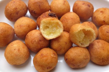 Tayland usulü tatlı patates köftelerini kapamak ya da (Khanom khai nok kratha) beyaz bir seramik kapta yalıtılmış olarak Tayland usulü aperatiftir. Tatlı, kızarmış patates köftesi.