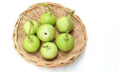 Taze organik yeşil şişe kabağı, beyaz çiçekli kabak, Calabash salatalığı ya da kabak (Lagenaria Siceraria) tamamen dilimlenmiş, ahşap bir zemin üzerinde basketiye edilmiş..
