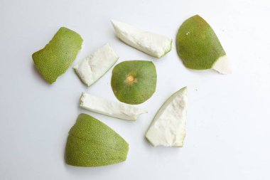 Taze greyfurt kabuğunun yatay fotoğrafı (Citrus maxima (Burm) Merr) Beyaz bir arka planda izole edilmiş. Olgun greyfurt lezzeti, olgun narenciye meyvesi.