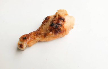 Sulu ve lezzetli ızgara tavuk budu ya da but ızgara bbq tavuk bacağı kızarmış tavuk bacağı beyaz bir arka planda izole edilmiş.