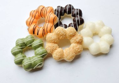 Renkli çörek seti, çörek resmi koleksiyonu. çeşitli tipte donutlar jöle ve çikolata, süt, Tayland çayı, yeşil çay, beyaz bir arkaplanda izole