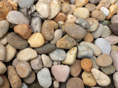 Üst manzara ve düz yuvarlak çakıl taşları dokusu arkaplanı. Büyük çakıl taşı beyaz, kahverengi ve gri dri pebble.Duvar kağıtları ve arka planlar için desenli güzel soyut yüzey. Çakıl taşı dokusu taşı