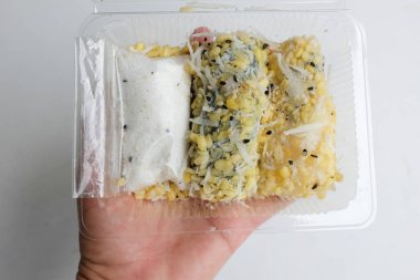 Mung fasulyeli pirinç krepi veya Khanom Bean PaepThaiin kadının elindeki şeffaf bir plastik kutu tatlıdır. Glutinous Rice unundan yapılan yerel bir tatlıdır. Haşlanmış kabuklu mung fasulyesinden yapılmış bir dolgu vardır.. 