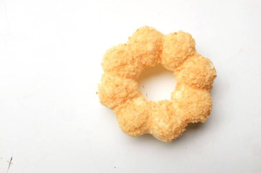 Çok renkli jöleli Tayland çayı aromalı taze çörekler, renkli çörekler, tatlı renkli çörekler, seramik kaplamalı Tayland çayı aromalı kaplama beyaz bir fon üzerinde izole edilmiş.