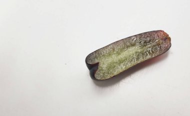 Taze, çekirdeksiz Ay çekirdeği üzümü, Mor Cadı Parmak üzümü, Sapphire üzümü ya da beyaz arka fonda izole edilmiş cadı üzümü. Siyah üzümler. Üzümler siyah, tadı tatlı büyüyen doğa.