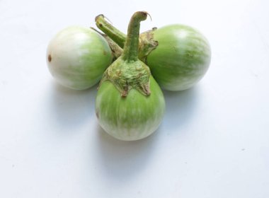 Taze çiğ brinjaller, Tayland patlıcanları (solanum aculeatissinum jacq) Beyaz arka planda izole edilmiş. Yiyecek kavramları, sağlık kavramları.