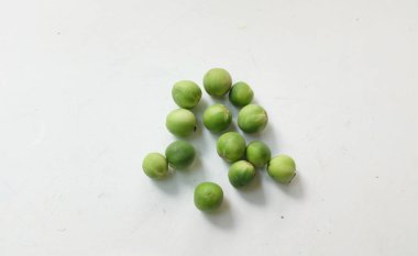 Yeşil çiğ hindi üzümünü ya da küçük patlıcanı, bezelyeli patlıcanı, yeşil küçük yaban patlıcanı patlıcanı (Solanum torvum) izole edilmiş beyaz arka planda kapatın. Gıda kavramları, sağlık kavramları