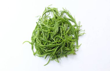 Gıdaklayan yeşil yaprak ya da Acacia yaprakları, Cha-om acacacia pennata (l.) willd. Beyaz bir arkaplanda izole et. Tayland yemeği pişirmek için hammadde, iyi faydalar ve sağlıklı beslenmek için yüksek vitaminler.