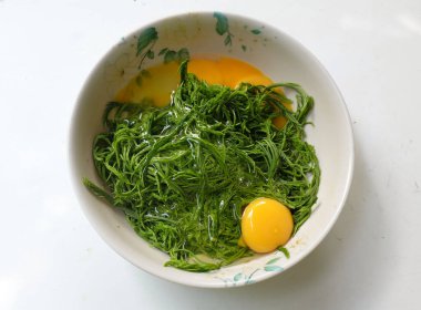 Acacia yaprağıyla çiğ yumurta Tayland usulü sahanda yumurta Acacia Leaf omleti, tırmanan Wattle Thai yemeği ile kızarmış yumurta popüler menü, karides ezmeli biber ezmesi