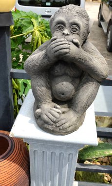 Bir kafede, kafede, şehir parkında taş ya da betondan yapılmış bir oyuncak bebek. Parkta dinlenmek için bir yer.. 