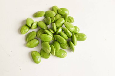 Ev yapımı bir dilim ekmek portakalı korur. Beyaz bir zemin üzerinde beyaz bir meyve tabağında beyaz ekmekle birlikte beyaz ekmek dilimleri ve ev yapımı portakal reçelleri.