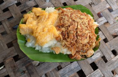 Tayland tatlısı, iştah açıcı yumurtalı pilav, kurutulmuş balık örülmüş bambu zemininde izole edilmiş.