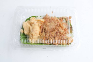 Tayland tatlısı, iştah açıcı yumurtalı pilav, kurutulmuş balık temiz plastik bir kutunun içinde beyaz bir zemin üzerinde izole edilmiş.