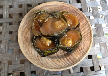 Tahta bir tabağa sarılmış soya fasulyesi ile doldurulmuş glutinous pirinç unundan yapılan Tayland tatlısı (kanom tian), yıl pastası, Çin yeni yılı