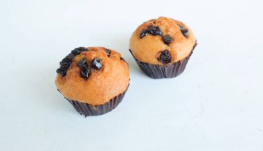 Lezzetli ev yapımı yumuşak, tatlı ve lezzetli muzlu çikolatalı kekler, muzlu kek, muzlu kek beyaz arka planda izole edilmiş, üst manzara. Metin için boşluk