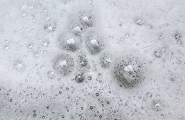 Çamaşır yıkamak için kullanılan deterjan suyundaki baloncukların tam çerçeve soyut arkaplanı veya sabun köpükleri. Metin veya görüntü arkaplanı tasarımı için konsept alanı.