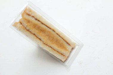 Domuz eti, jambon, kabın içindeki salata soslu nefis sandviçler beyaz bir arka planda izole edilmiş temiz bir plastik kutu.