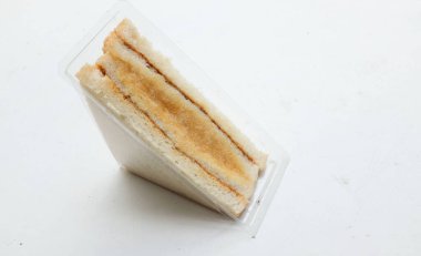 Domuz eti, jambon, kabın içindeki salata soslu nefis sandviçler beyaz bir arka planda izole edilmiş temiz bir plastik kutu.