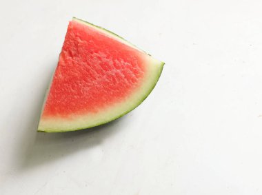 Olgun sulu bir karpuzu kapayın (citrullus lanatus) üçgenler beyaz arka planda izole edilir. Yaz için sağlıklı taze meyve