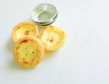 Bir yığın taze yumurtalı tart fırında tatlı tatlı tatlı, Pastel de nata turtası ya da turta Portekiz yumurtalı tartı beyaz bir arka planda izole edilmiş..