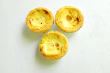 Taze yumurtalı tart, fırında tatlı tatlı, Pastel de nata turtası ya da turta Portekiz yumurtalı tartı, beyaz bir arka planda izole edilmiş..