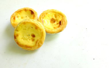 Taze yumurtalı tart, fırında tatlı tatlı, Pastel de nata turtası ya da turta Portekiz yumurtalı tartı, beyaz bir arka planda izole edilmiş..