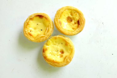 Taze yumurtalı tart, fırında tatlı tatlı, Pastel de nata turtası ya da turta Portekiz yumurtalı tartı, beyaz bir arka planda izole edilmiş..