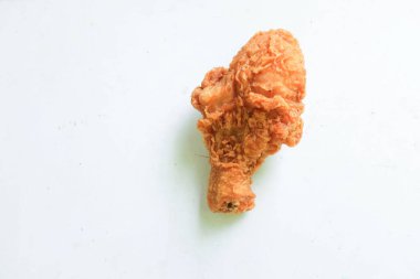 Sulu ve lezzetli kızarmış tavuk bacağı ya da kızarmış tavuk budu, ızgara kızarmış tavuk bacağı beyaz bir arka planda izole edilmiş.