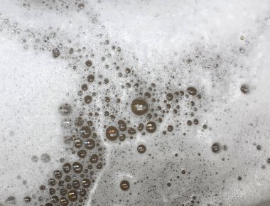 Çamaşır yıkamak için kullanılan deterjan suyundaki baloncukların tam çerçeve soyut arkaplanı veya sabun köpükleri. Metin veya görüntü arkaplanı tasarımı için konsept alanı.