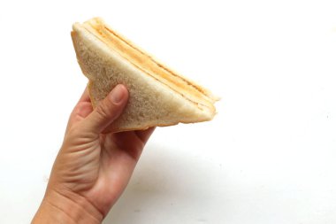 Beyaz şeker aromalı çikolatalı pasta beyaz bir arka planda izole edilir..