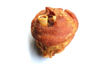 İştah açıcı Kızarmış domuz budu, Ev yapımı Çıtır, Altın Kızarmış Domuz Ekmeği, Alman Domuzu Kızarmış Domuz Bacağı Beyaz bir arka planda izole edilmiş.