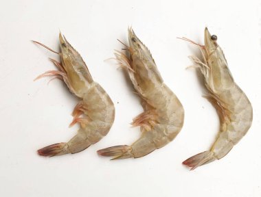 Taze çiğ karides, karides, Dev Tatlı Su Karidesi, Tatlı Su Karidesi, Dev Nehir Karidesi (Macrobrachium Rosenbergii) Mutfakta beyaz arka planda izole edilmiş deniz ürünleri pişirmek için.