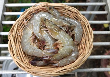 Taze çiğ karides, karides, dev tatlı su karidesi, tatlı su karidesi, dev nehir karidesi (Macrobrachium rosenbergii) mutfakta ahşap sepet içinde deniz ürünleri pişirmek için.