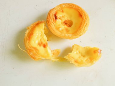 Bir yığın taze yumurtalı tart fırında tatlı tatlı tatlı, Pastel de nata turtası ya da turta Portekiz yumurtalı tartı beyaz bir arka planda izole edilmiş..