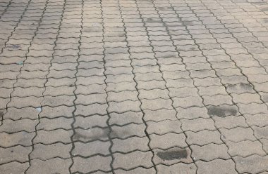 Caddenin dibindeki asfalt döşeme dokusu beton tuğla kare taş zemin zemin zemin döşemesi beton döşeme döşeme döşeme döşemeleri, beton döşeme döşeme döşemeleri, yan manzara beton kaldırım ya da yaya yolu.