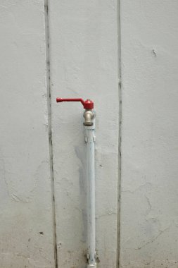 El yıkama, yüz, bitkiyi sulama, havan topu duvarının yanına gömülü su için klasik musluk..