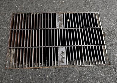 Üst ve düz eski bir boru kapağı Meydanı, yolda siyah demir pas 