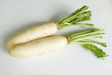Taze beyaz daikon, daikon turp, turp, beyaz turp, (raphanus sativus var. Longipinnatus) beyaz arka planda izole edildi.
