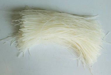 Üst ve düz bir zemin, kurutulmamış pirinç eriştesi, kurutulmuş çiğ pirinç eriştesi, beyaz zemin üzerinde izole edilmiş Tayland kurutulmuş pirinç eriştesi.