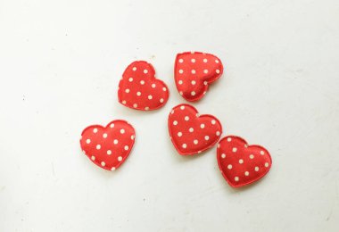 Beyaz noktalı kırmızı kalp. Beyaz arka planda güzel bir düzenleme. Sevgililer Günü hediyesi romantik aşk. Kartpostalın arka planı, Sevgililer Günü aşkı, 14 Şubat, Anneler Günü, Düğün.