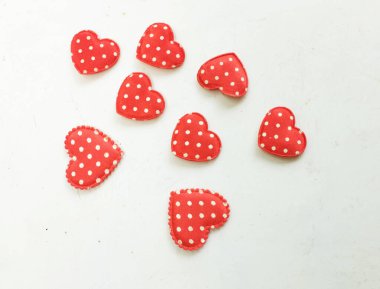 Beyaz noktalı kırmızı kalp. Beyaz arka planda güzel bir düzenleme. Sevgililer Günü hediyesi romantik aşk. Kartpostalın arka planı, Sevgililer Günü aşkı, 14 Şubat, Anneler Günü, Düğün.