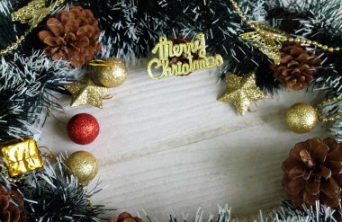 Noel ağacının süslenmiş yeşil köknar dallarından Noel Baba Cos, ışıl ışıl Noel topları, çam kozalakları beyaz tahta bir arka planda sevimli kardan adam.. 