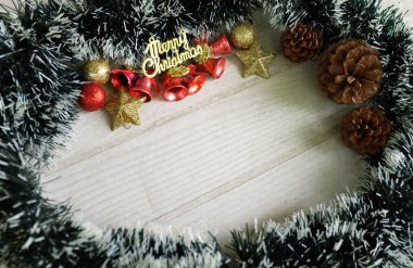 Noel ağacının süslenmiş yeşil köknar dallarından Noel Baba Cos, ışıl ışıl Noel topları, çam kozalakları beyaz tahta bir arka planda sevimli kardan adam.. 