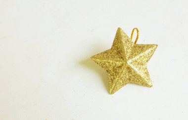 Noel ağacı süslemeleri, parıldayan altın yıldızlar beyaz arka planda izole edilir. Yeni yıl ve Noel süslemeleri.