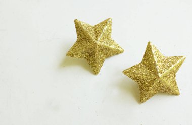 Noel ağacı süslemeleri, parıldayan altın yıldızlar beyaz arka planda izole edilir. Yeni yıl ve Noel süslemeleri.